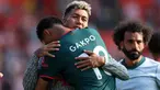 Telah memutuskan tak memperpanjang kontrak bersama Liverpool yang telah dibelanya selama 8 musim, Roberto Firmino menjalani laga terakhirnya bersama Liverpool di pekan terakhir Liga Inggris 2022/2023 saat bertandang ke markas tim yang telah dipastikan terdegradasi, Southampton, Minggu (28/5/2023) malam WIB. Tampil sebagai starter selama 57 menit, Firmino sukses mencetak satu gol yang menjadi gol ke-111 dari total 362 laga di semua ajang. Seusai laga yang berakhir 4-4 tersebut, Roberto Firmino mendapat penghormatan dari pelatih, rekan setim maupun para fans setia The Reds. (AFP/Adrian Dennis)