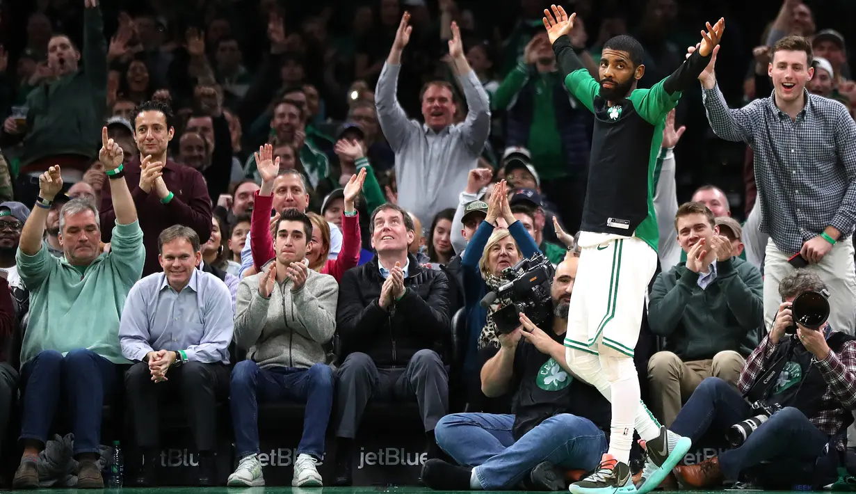 Pebasket Boston Celtics, Kyrie Irving, merayakan kemenangan atas Indiana Pacers pada laga NBA di TD Garden, Boston, Kamis (10/1). Celtics berhasil menang 135-108 atas Pacers. (AP/Maddie Meyer)