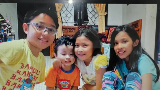 Potret Okie Agustina bersama 4 anaknya yang semakin dewasa (Sumber: Instagram/@okieagustina_)