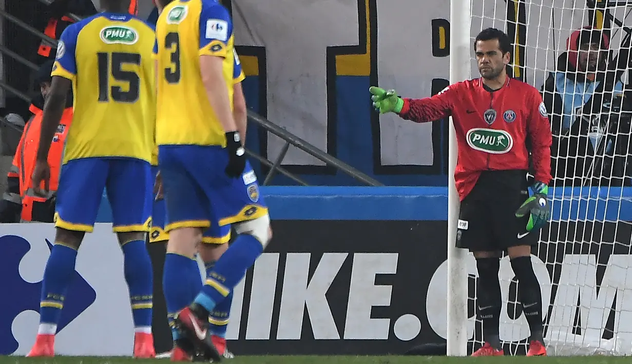 6. Dani Alves (Paris Saint Germain Vs Sochaux, 2018) - Kartu merah yang diberikan kepada Kevin Trapp membuatnya ditunjuk untuk menjadi kiper dadakan. Ketika itu bek asal Brasil tersebut mampu menjalankan tugas dengan baik. (AFP/Patrik Hertzog)
