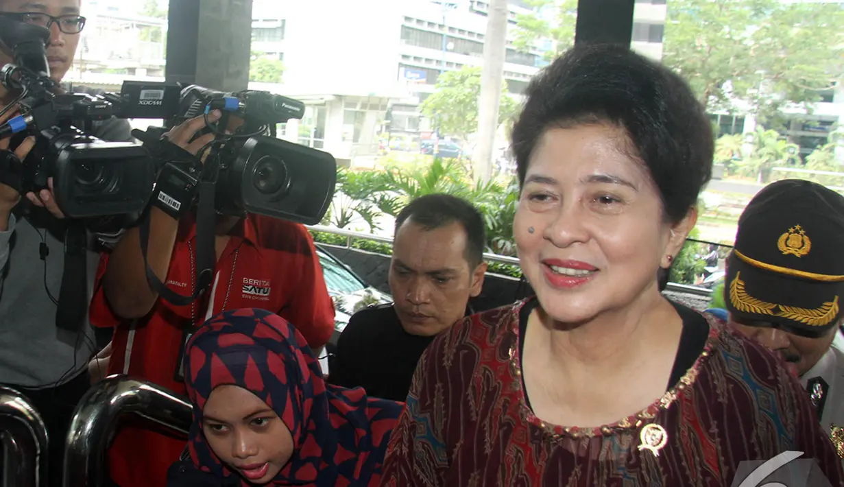 Menkes Nila Farid Moeleok berjalan masuk ke dalam gedung KPK, Jakarta, Selasa (18/11/2014). (Liputan6.com/Miftahul Hayat)