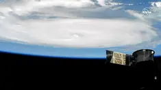 Gambar yang diambil dari NASA TV memperlihatkan Badai Dorian terlihat melalui stasiun luar angkasa internasional, Rabu (4/9/2019). Badai Dorian yang kini mengarah ke Amerika Serikat ini sebelumnya menerjang Kepulauan Bahama dan mengakibatkan sebanyak tujuh orang meninggal dunia. (HO/NASA TV/AFP)