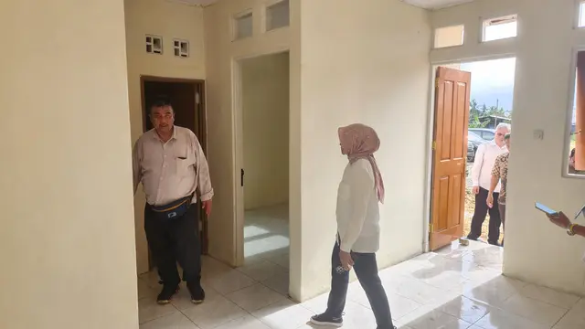 Staf Khusus Menteri Bidang Komunikasi dan Media Massa pada Kementerian Sosial, Don Rozano Sigit Prakoeswa, saat melihat rumah untuk ditempati warga terdampak gempa bumi, Jayapura, Papua.