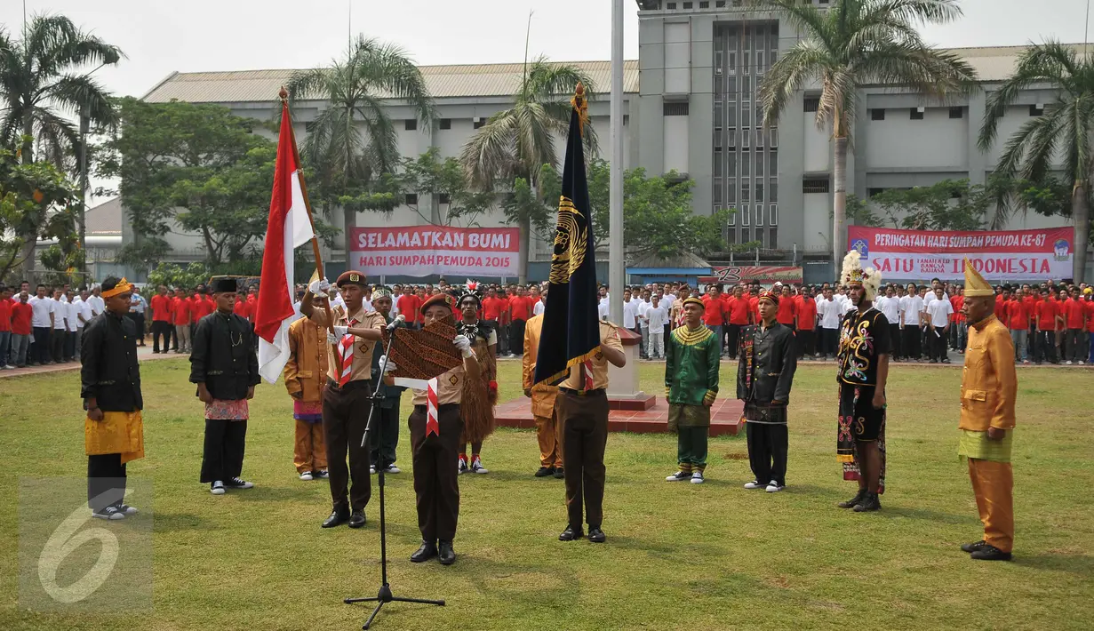 Seorang napi memimpin pembacaan naskah sumpah pemuda pada upacara Hari Sumpah Pemuda ke 87 di Lapas Narkotika Klas II A Cipinang Jakarta, Rabu (28/10). Upacara yang diikuti sekitar 2600 napi ini untuk memecahkan rekor MURI. (Liputan6.com/Gempur M Surya)