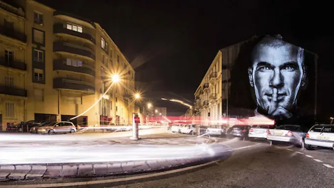 'Kolaborasi' dengan Seniman Jalanan, Zidane Tampak Memesona