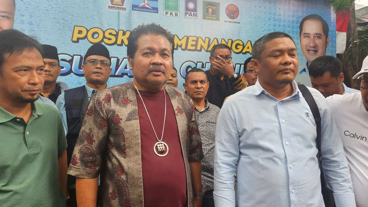 Tim Pemenangan Supian Suri-Chandra Rahmansyah saat menyampaikan hasil penghitungan suara Pilkada Depok di Betawi Kumpul, Beji, Depok.