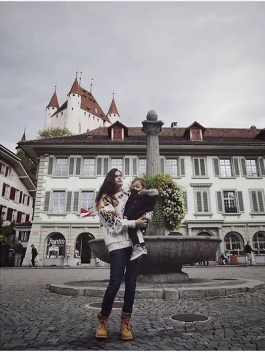 Artis Ringgo Agus Rahman bersama istri, Sabai Dieter Morscheck serta buah hatinya, yang biasa disapa Bjorka tengah menikmati liburan di Swiss. Beberapa tempat dikunjungi oleh Ringgo. Liburannya ini, Ringgo menyebutnya liburan nekad. (Instagram/ringgoagus)