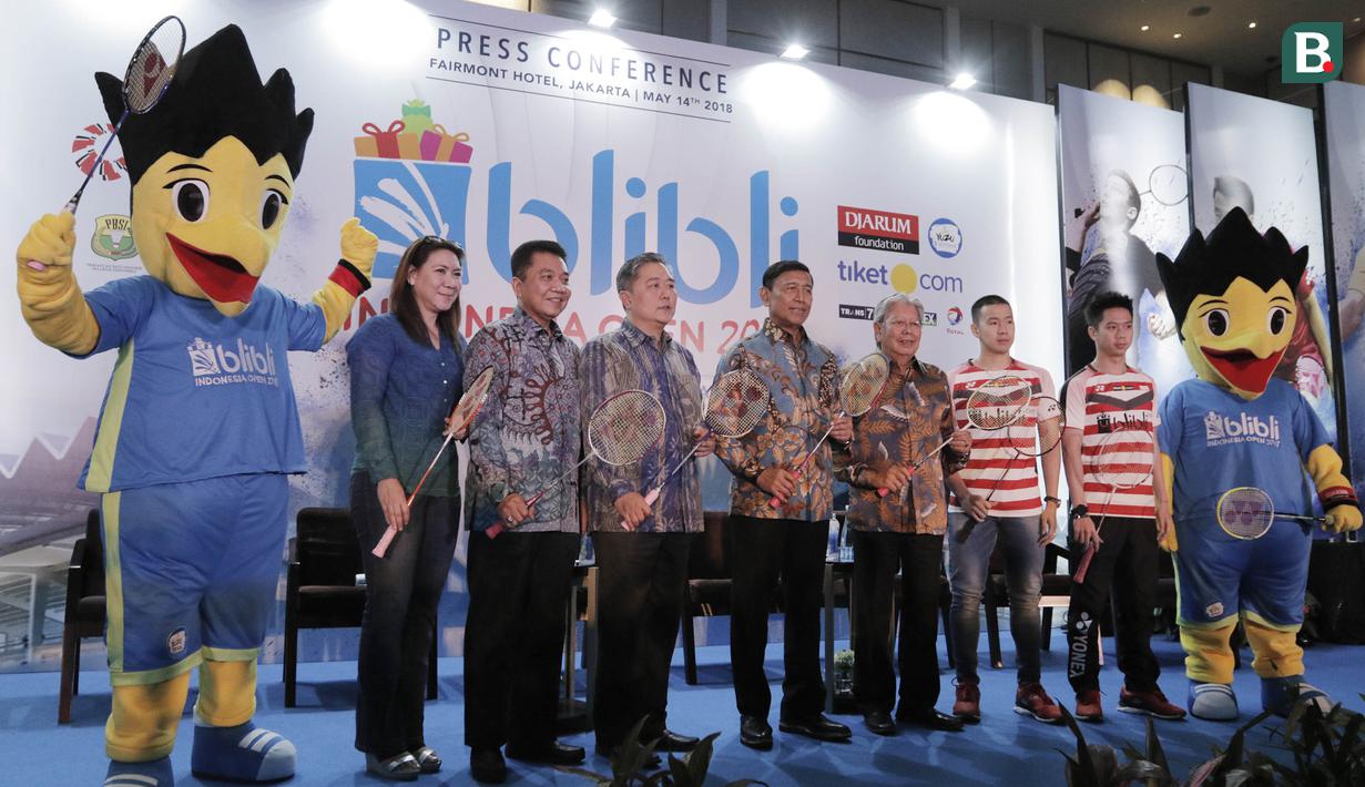 Pengurus PP PBSI serta sponsor Indonesia Open 2018 foto bersama usai konferensi pers di Hotel Fairmont, Jakarta, Senin (14/5/2018). Blibli Indonesia Open 2018 ini memperebutkan hadiah total senilai USD 1.250.000. (Bola.com/M Iqbal Ichsan)