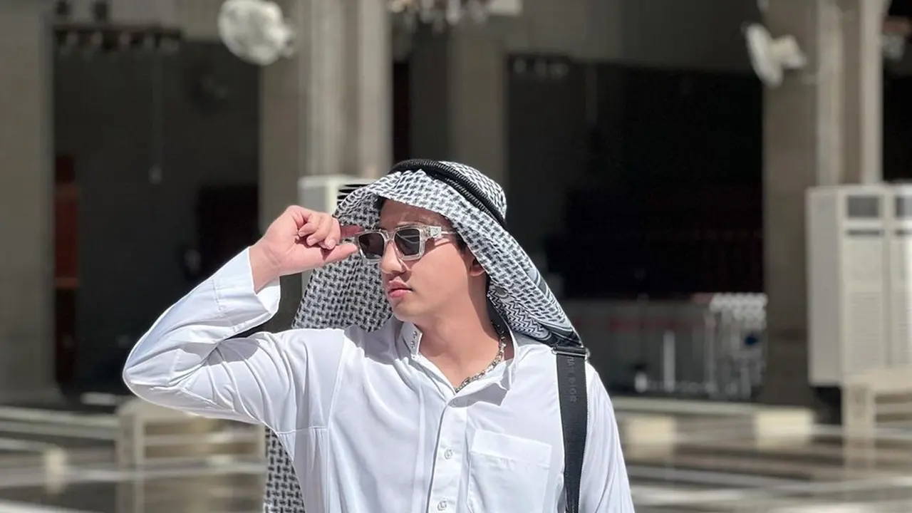 Potret Harris Vriza saat Umrah, Tampil Kece Pakai Outfit Serba Putih