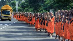 Pelaksanaan Pabbajja Samanera berlangsung dari tanggal 17 hingga 28 Desember 2023 di kompleks Taman Wisata Candi Borobudur, Magelang, Jawa Tengah. Pabbajja Samanera diikuti oleh 500 calon Biksu (samanera) dari berbagai daerah di Indonesia serta peserta dari Thailand, Rusia, Belgia dan Australia. (DEVI RAHMAN/AFP)