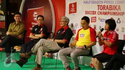 Group Product Manager Kuku Bima, Linawati Sutedja (kanan) memberikan keterangan saat konferensi pers musim kedua Torabika Soccer Championship 2016, Jakarta, Rabu (31/8). (Liputan6.com/Fery Pradolo)