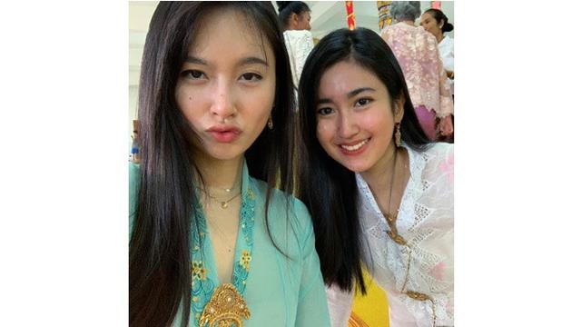 7 Potret Kedekatan Nong Poy dan Adik Perempuannya, Sister Goals
