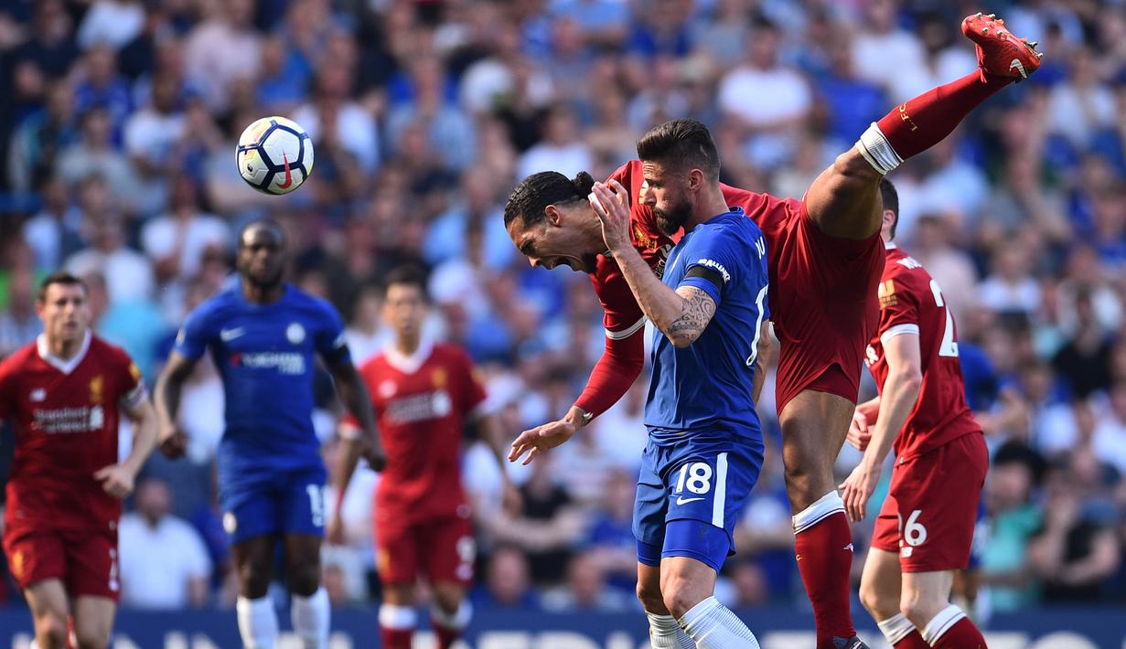 Striker Chelsea, Olivier Giroud, berebut bola dengan bek Liverpool, Virgil Van Dijk, pada laga Premier League di Stadion Stamford Bridge, London, Minggu (6/5/2018). Chelsea menang 1-0 atas Liverpool. (AFP/Glyn Kirk)