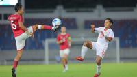 Pemain Timnas Indonesia U-22, Robi Darwis berduel dengan pemain Myanmar U-22 pada pertandingan SEA Games 2025 di 700th Anniversary Stadium, Chiang Mai, Jumat (12/12/2025). (Bola.com/Bagaskara Lazuardi)