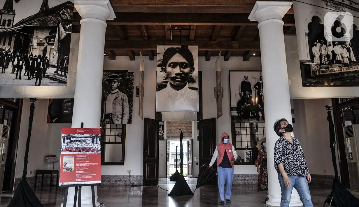 <p>Pengunjung mengamati koleksi foto arsip tentang sejarah Indonesia dalam pameran Indonesia Bergerak 1900-1942 (Revamped) di Gedung Arsip Nasional, Jakarta, Selasa (15/12/2020). Pameran tersebut berlangsung mulai 11 hingga 16 Desember 2020. (merdeka.com/Iqbal Nugroho)</p>