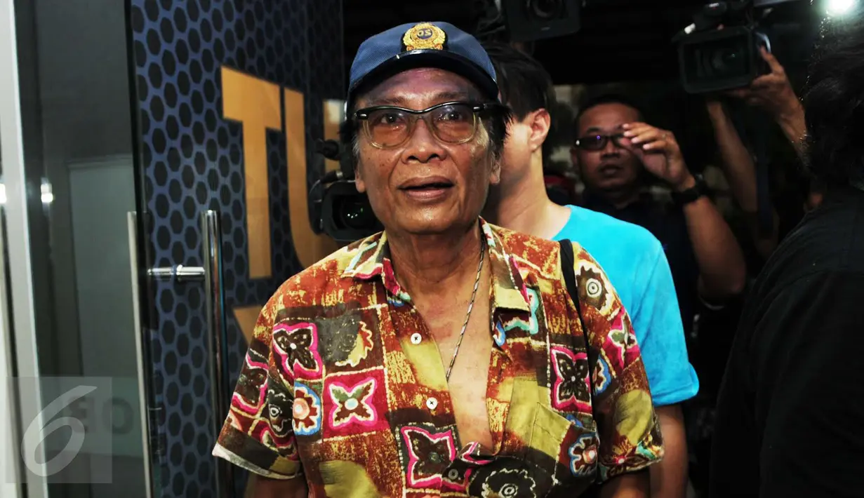 Aktor Toro Margens berada di Resmob Polda Metro Jaya, Jakarta (4/10). Toro memenuhi panggilan untuk diperiksa dalam kasus kepemilikan senjata api ilegal Gatot Brajamusti. (Liputan6.com/Gempur M Surya)