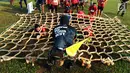 Panitia memberi arahan pada peserta saat berjalan runduk dalam ajang Komando Warriors II di Kompleks Kopassus Cijantung, Jakarta, Minggu (6/5). (Liputan6.com/Angga Yuniar)
