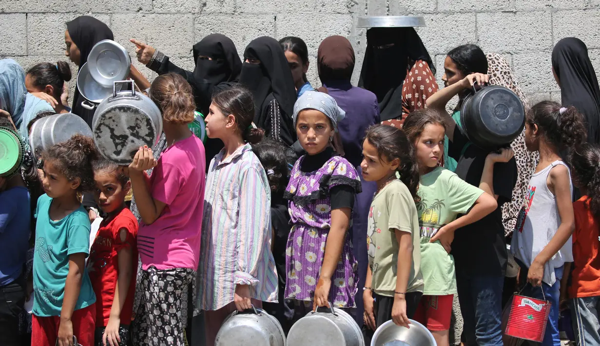 Sebelumnya, pada Sabtu (16/8/2025) melalui platform media sosial X, Badan Bantuan Perserikatan Bangsa-Bangsa (PBB) untuk Pengungsi Palestina di Kawasan Timur Tengah (UNRWA) menyampaikan sekitar satu juta perempuan dan anak perempuan menghadapi kelaparan massal, kekerasan, dan pelecehan di Gaza. (Eyad BABA/AFP)