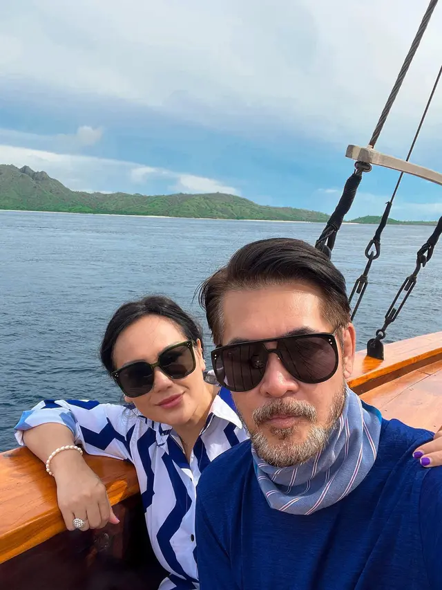 26 Tahun Menikah, Ini 7 Potret Mesra Ferry Salim dan Istri Saat Liburan
