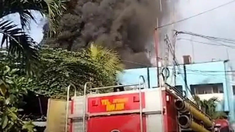 Gardu listrik milik PLN di Jalan Gili Sampeng, Kebon Jeruk, Jakarta Barat terbakar pada Kamis pagi (7/10/2021). (