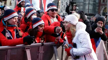 Altet Olimpiade Musim Dingin Ester Ledecka menyapa para warga Ceko di Old Town Square di Praha, Ceko (26/2). Ester Ledecka berhasil meraih dua medali dari dua nomor cabang olahraga yang berbeda, yakni ski dan snowboarding. (AP Photo / Petr David Josek)