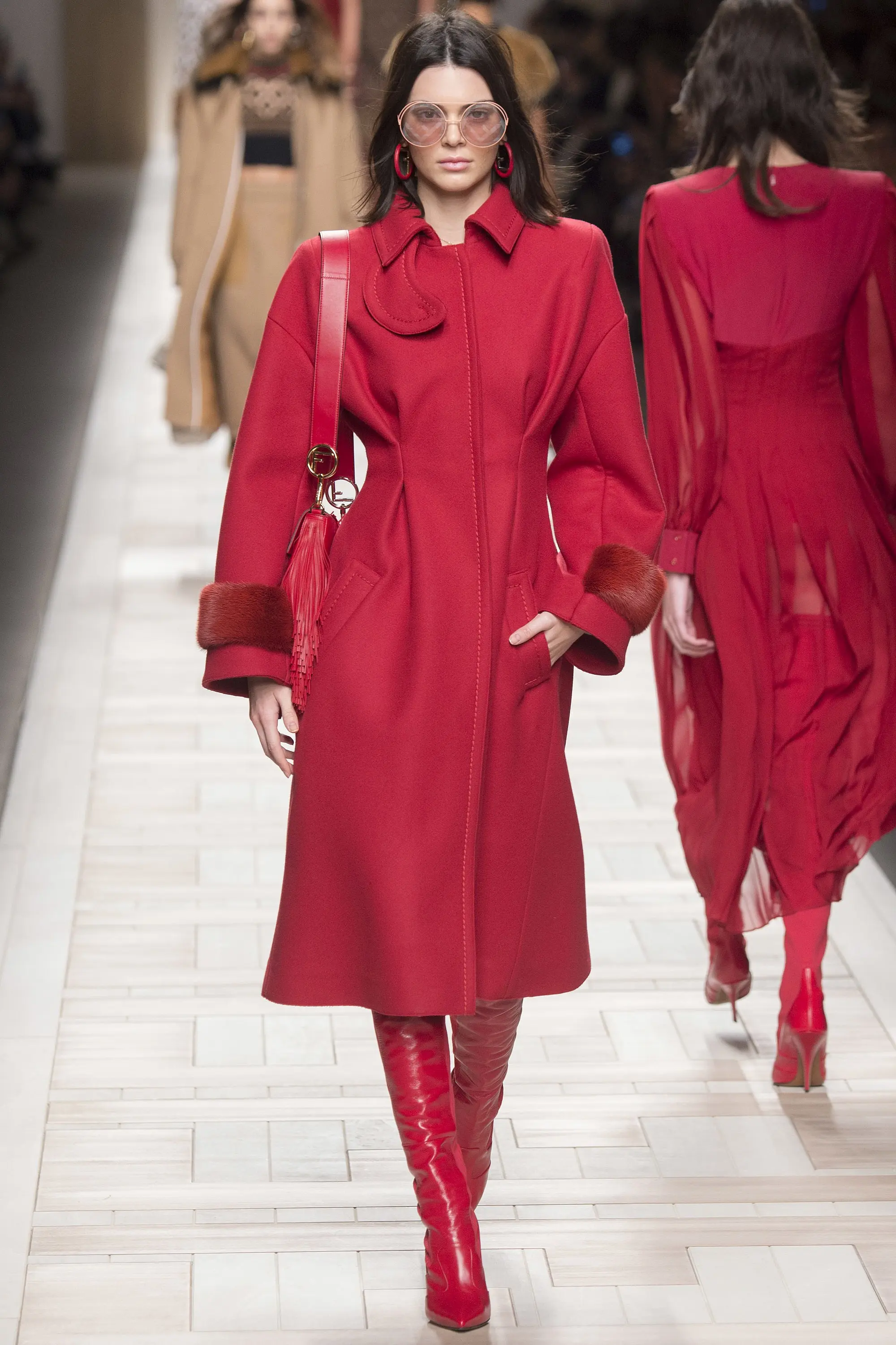 Long coat warna merah ini trendi banget rancangan Fendi. (Image: vogue.com)