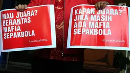 Perwakilan Indonesia Football Community menunjukkan pamflet sebelum audiensi dengan Satgas Anti Mafia Bola di Polda Metro Jaya, Jakarta, Jumat (28/12). Indonesia Football Community mendukung Polri memberantas mafia bola. (Liputan6.com/JohanTallo)