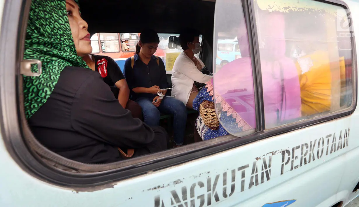 Penumpang berada di dalam angkot di Terminal Kampung Melayu, Jakarta, Rabu (10/1). Ketua Organda DKI Jakarta Shafruhan Sinungan akan menertibkan dan meremajakan angkot yang lebih dari 10 tahun ke atas Februari 2018 mendatang. (Liputan6.com/Johan Tallo)