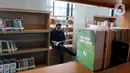 Untuk memperingati Hari Buku Nasional (HBN) ke-23, Kementerian Ekonomi Kreatif/Badan Ekonomi Kreatif Republik Indonesia mengadakan sebuah perayaan “Kita Bertemu di Halaman 23”. Tampak dalam foto, Menteri Ekonomi Kreatif/Kepala Badan Ekonomi Kreatif Teuku Riefky Harsya membaca salah satu koleksi buku di Perpustakaan Jakarta dan Pusat Dokumentasi Sastra HB Jassin, Pusat Kesenian Jakarta, Taman Ismail Marzuki, Sabtu (17/5/2025). (Liputan6.com/Herman Zakharia)
