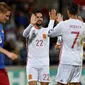 Pemain Spanyol, Isco (tengah) merayakan gol bersama Alvaro Morata saaat melawan Liechtenstein pada laga grup G kualfikasi Piala DUnia 2018 di Rheinpark Stadion, Vaduz, (5/9/2017). Spanyol menang 8-0. (AFP/Michael Buholzer)