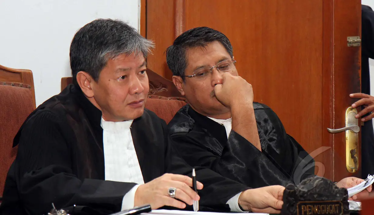 Tim kuasa hukum Jero Wacik mendengarkan pembacaan putusan sidang praperadilan di PN Jakarta Selatan, Selasa (28/4/2015). Dalam sidang putusan tersebut, PN Jaksel menolak praperadilan yang diajukan Jero Wacik terhadap KPK. (Liputan6.com/Helmi Afandi)