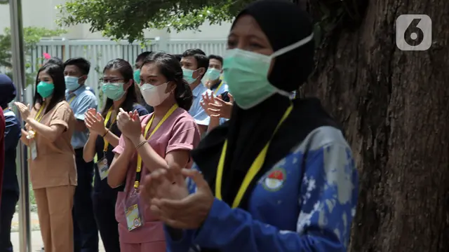 FOTO: Tenaga Kesehatan RSD Wisma Atlet Tepuk Tangan 56 Detik di Hari Kesehatan Nasional