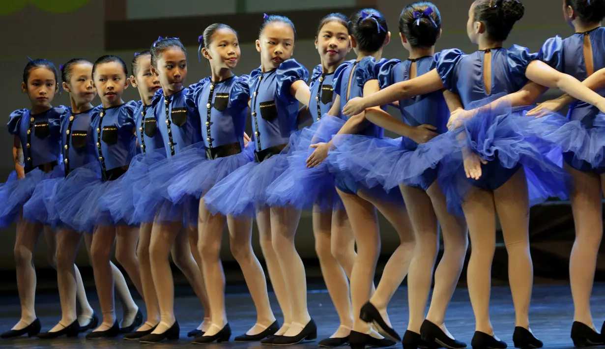 Penari ballet cilik saat pementasan di Teater Jakarta TIM, Sabtu, (12/9). Pertunjukan tari ballet oleh Namarina ini mengangkat tema "Di Bawah Langit Biru". (Bola.com/M Iqbal Ichsan)