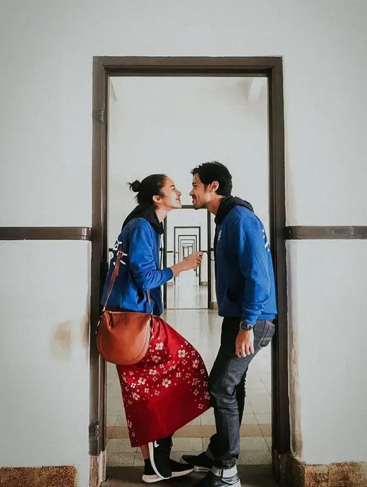 Tidak hanya wisata luar negeri, keduanya saat traveling di Lawang Sewu, Semarang ini juga potretnya curi perhatian. Keduanya kompak memakai jaket biru. Kekompakan inilah yang membuat Putri Marino dan Chicco Jerikho terlihat begitu serasi. (Liputan6.com/IG/@chicco.jerikho)