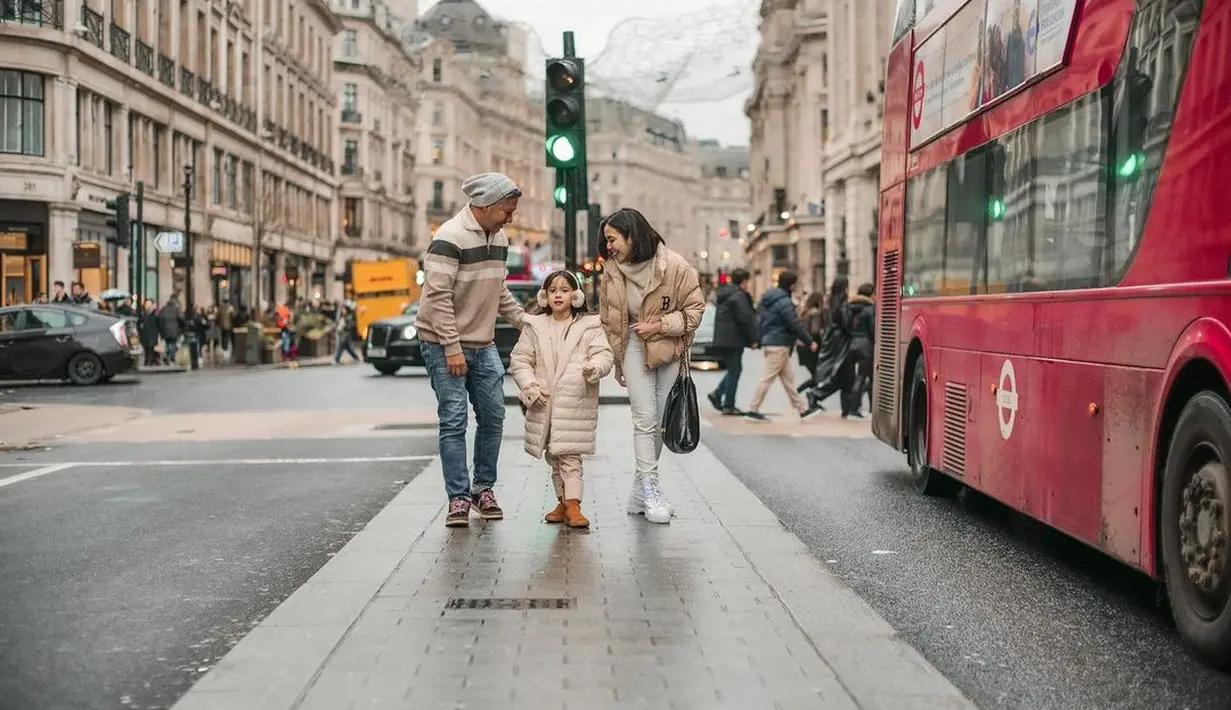 Cuaca dingin di London membuat ketiganya tampil dengan pakaian tebal. Ketiganya pun tampil kompak dan stylish dalam balutan outfit musim dingin nuansa earth tone.