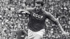 Viktor Ponedelnik adalah pemain Uni Soviet yang meraih sepatu emas saat Piala Eropa 1960 yang diikuti oleh 4 negara. (www.squawka.com) 
