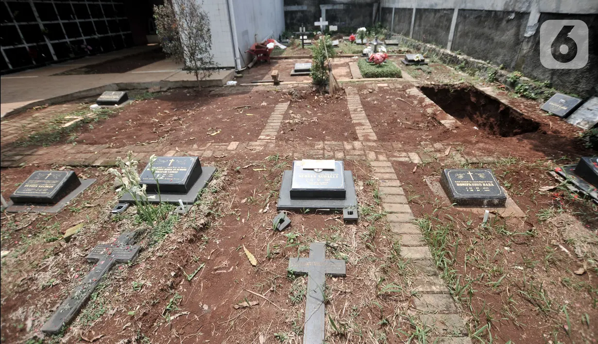 Kondisi sejumlah makam yang jenazahnya telah dipindahkan ke makam bersusun atau kolumbarium di kompleks pemakaman Paroki Gereja St Servatius, Kampung Sawah, Bekasi, Jawa Barat, Kamis (26/12/2019). (merdeka.com/Iqbal Nugroho)