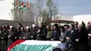 Sebelum dimakamkan, jenazah Abu Ein disalatkan di depan kantor Presiden di Ramallah, Palestina, Kamis (11/12/2014). (AFP PHOTO/Thomas Coex)