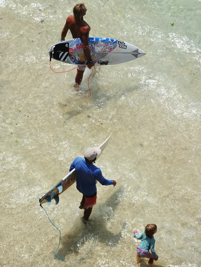 Bermain Surfing di Pantai Uluwatu