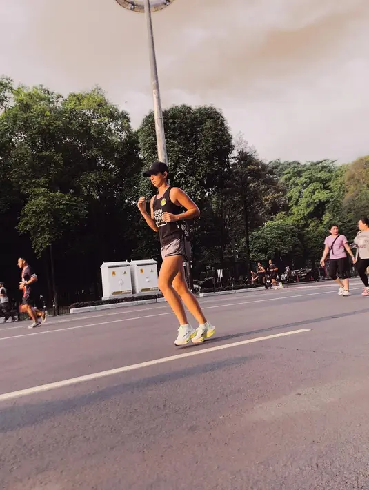 Selain Sudirman, Nia Ramadhani juga memilih GBK sebagai lokasi lari. Ia pun mengenakan running pants abu-abu dan dryfit tanktop berwarna hitam. (instagram/ramadhaniabakrie)