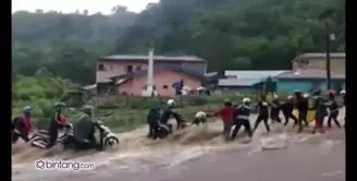 Video Dahsyatnya Banjir Bandang di Sibolangit