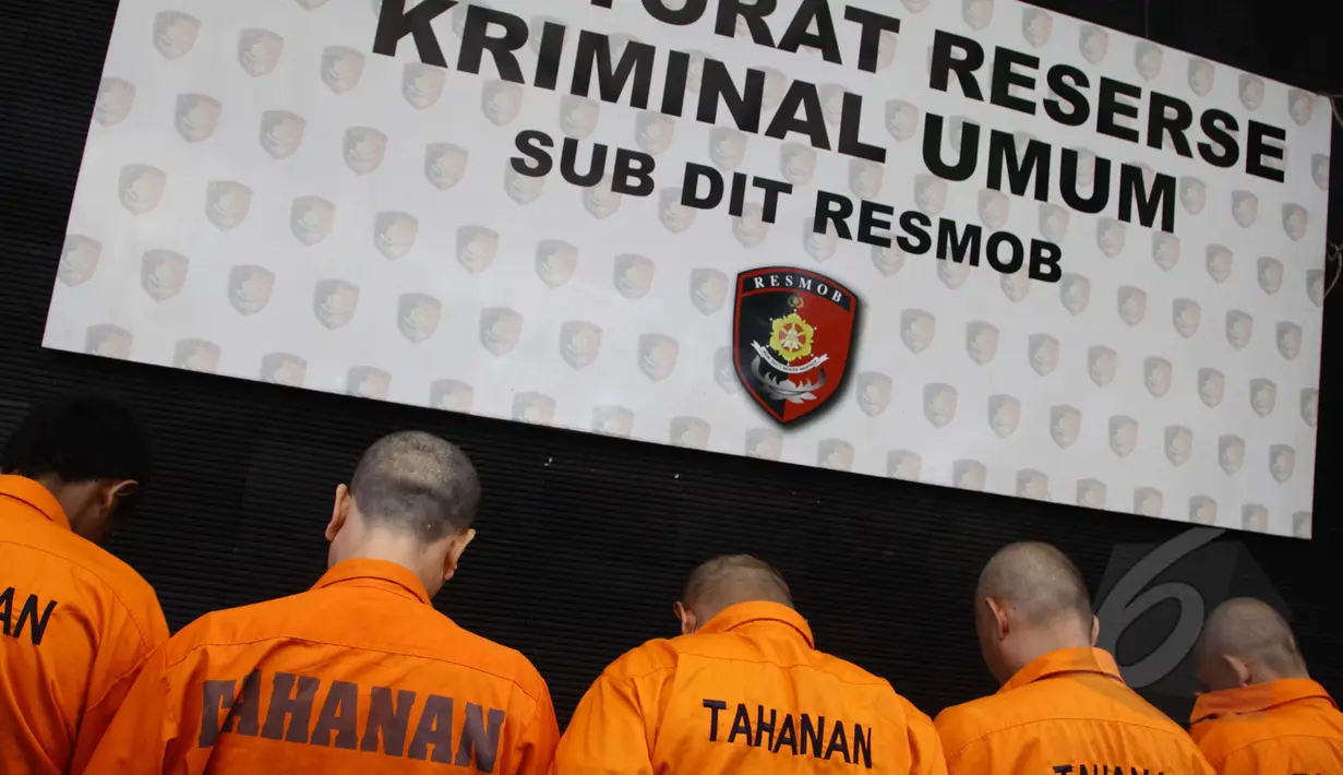 Petugas berhasil menangkap komplotan begal truk yang biasa beraksi di pinggiran tol Jakarta, Selasa (17/3/2015).Dalam aksinya tersangka tak segan melukai korbannya. (Liputan6.com/Johan Tallo)