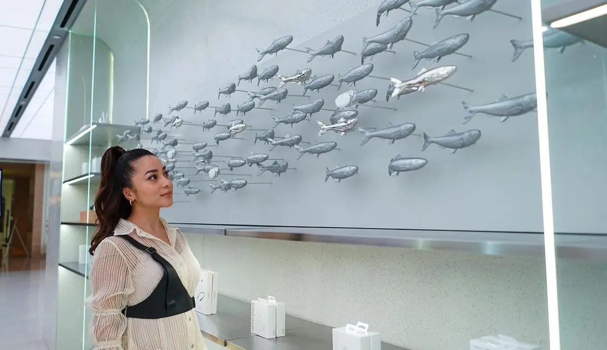 Gaya monokrom dress putih yang dipadukan dengan vest harness hitam (Foto: Instagram @nikitawillyofficial94)