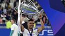 Casemiro. Gelandang berusia 30 tahun yang didatangkan Real Marid dari Sao Paulo pada awal musim 2013/2014 dengan nilai transfer 6 juta euro ini telah merebut 5 gelar Liga Champions termasuk yang terbaru pada musim 2021/2022. Empat gelar sebelumnya diraih pada musim 2013/2014, dan 2015/2016 hingga 2017/2018. Sempat dipinjamkan selama semusim ke FC Porto pada musim 2014/2015, ia tetap menjadi pilihan utama hingga kini. (AFP/Javier Soriano)