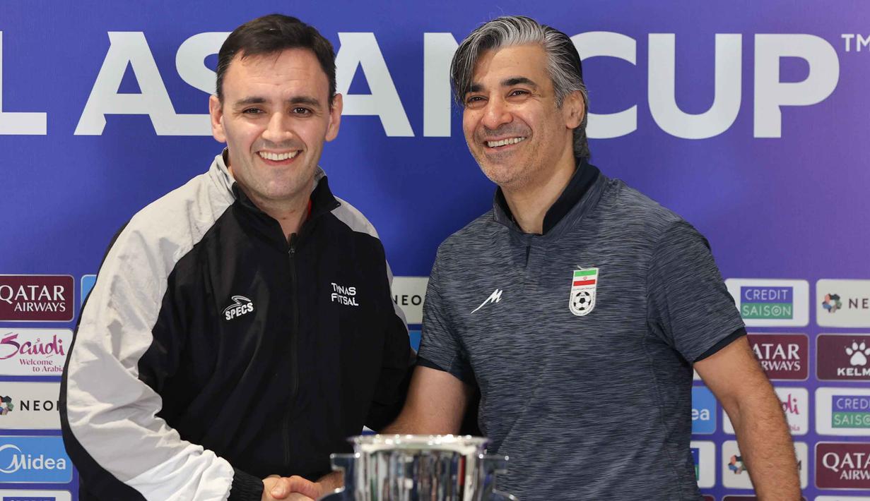 Di final, skuad Garuda Asia akan menantang Iran pada laga yang akan berlangsung di Indonesia Arena, Kompleks Gelora Bung Karno, Senayan, Jakarta, Sabtu (7/2/2026). Tampak dalam foto, pelatih Timnas Futsal Indonesia, Hector Souto (kiri) dan dan Pelatih Timnas Futsal Iran, Vahid Shamsaei, bersalaman usai memberi keterangan terkait laga final Piala Asia 2026 di Indonesia Arena, Kompleks Gelora Bung Karno, Senayan, Jakarta, Jumat (6/2/2026). (Bola.com/M Iqbal Ichsan)