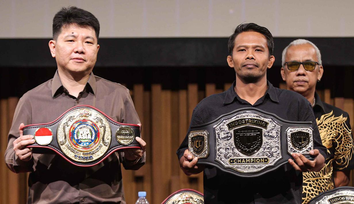 NEX Road to Champion merupakan kejuaraan pencarian bakat fighter berskala nasional. Tampak dalam foto, Head of Sports Business Emtek Group sekaligus CEO Nex, Hendy Lim (kiri) bersama Ketua Umum Interdisciplinary Combat Council (ICC), Suwardi, menunjukkan sabuk juara disela-sela konferensi pers terkait NEX Road to Champion di SCTV Tower, Jakarta, Selasa (7/4/2026). (Bola.com/Abdul Aziz)