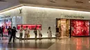 Pengunjung antre masuk toko Louis Vuitton di mal mewah Siam Paragon, Bangkok, Thailand, Minggu (17/5/2020). Thailand mengizinkan toko serba ada, pusat perbelanjaan, dan bisnis lainnya kembali dibuka untuk menghidupkan kembali ekonomi yang rusak akibat pandemi COVID-19. (AP Photo/Gemunu Amarasinghe)
