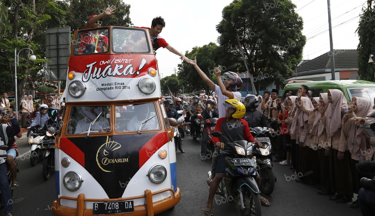 Antusiasme warga Kudus menyambut peraih emas bulutangkis Olimpiade Rio 2016, Tontowi Ahmad dan Liliyana Natsir, saat kirab melewati jalan-jalan utama kota Kudus, Kamis (1/9/2016). (Bola.com/Arief Bagus)