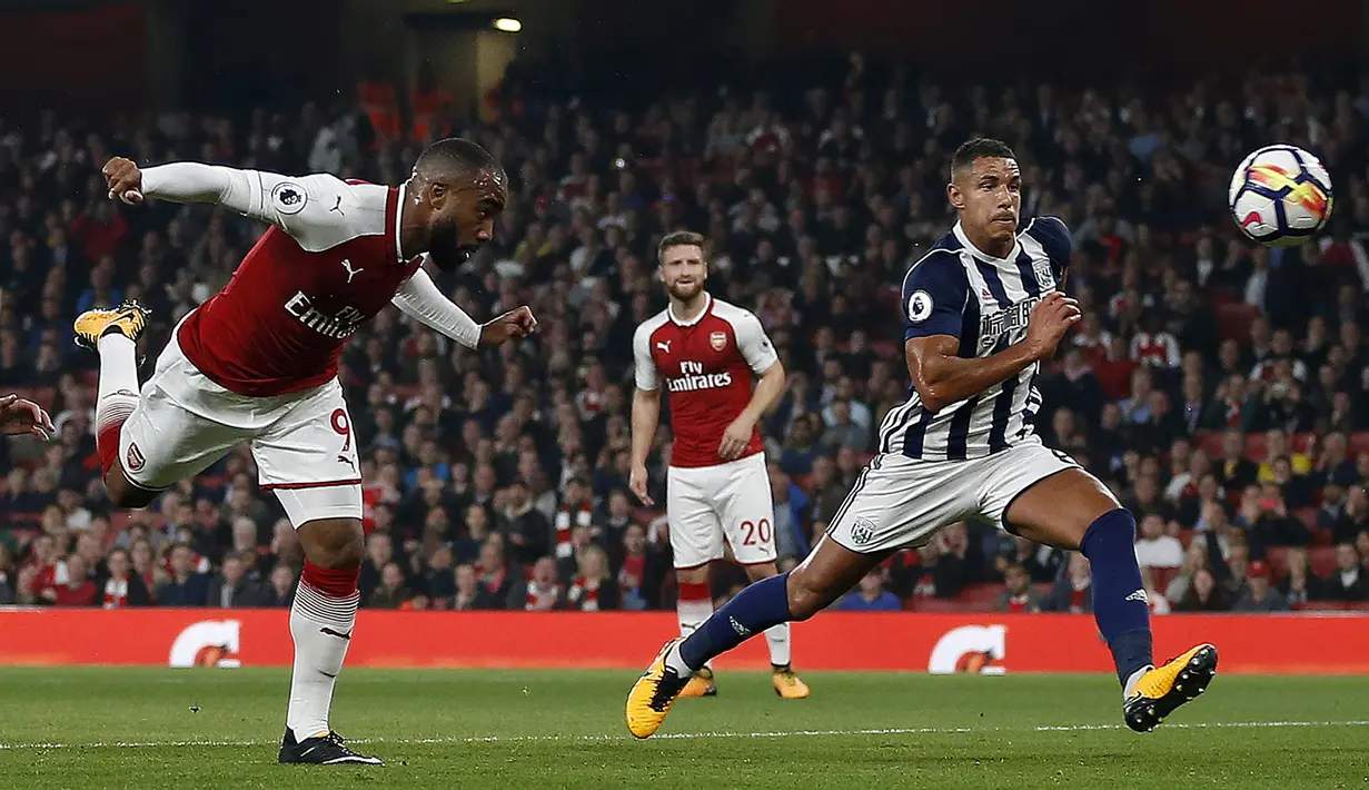Penyerang Arsenal, Alexandre Lacazette melakukan tembakan ke gawang West Bromwich Albion dalam lanjutan Liga Primer Inggris di Emirates, Senin (25/9). Lacazette tampil sebagai pahlawan dengan memborong dua gol tanpa balas. (Ian KINGTON/AFP)