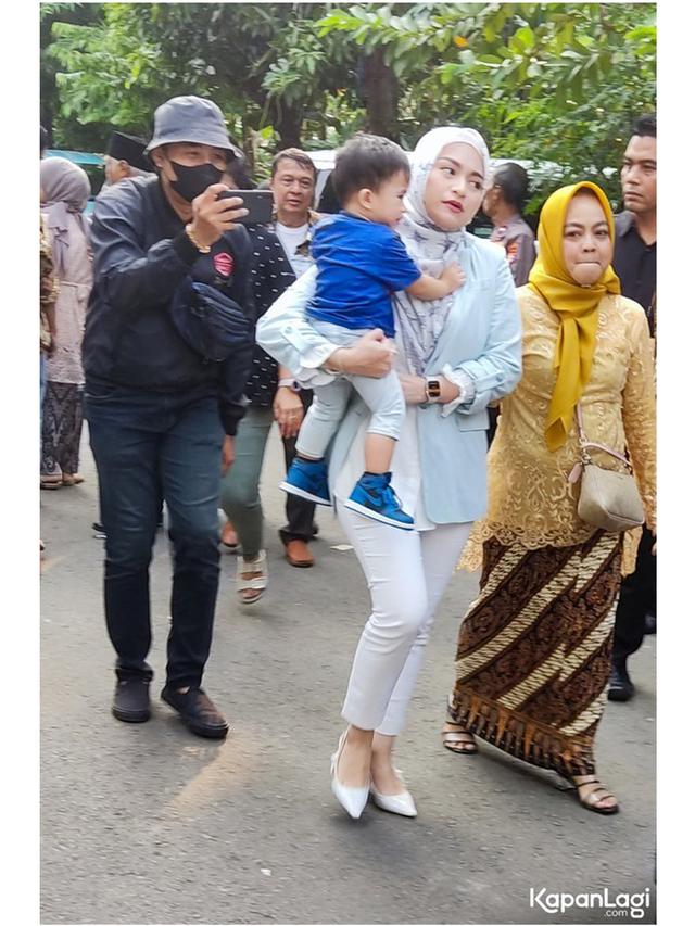 6 Potret Nathalie Holscher di Resepsi Pernikahan Tiko Anak Ibu Eny, Asyik Dangdutan